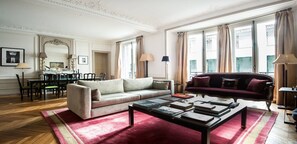TV, DVD player, books, stereo - Luxury & grandeur -on the foot of EIFFEL rue de I'UNIVERSITE (Paris)