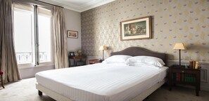 4 bedrooms, desk, iron/ironing board, free WiFi - Luxury & grandeur -on the foot of EIFFEL rue de I'UNIVERSITE (Paris)
