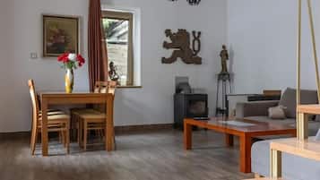 Apartment, Non Smoking, Courtyard View | Living area