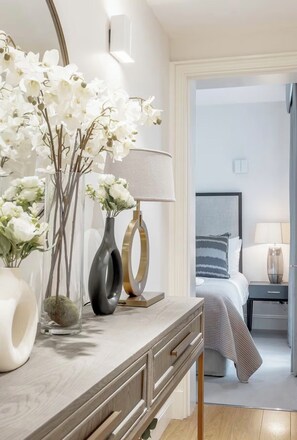 2 bedrooms, iron/ironing board, WiFi, bed sheets - J-Mayfair Snug - 2 bed 2 bath (London)
