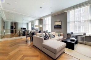 TV - J-Mayfair Snug - 2 bed 2 bath (London)