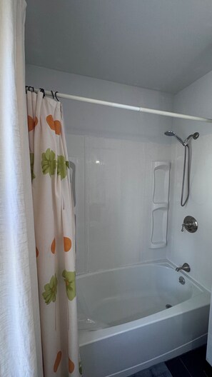 Bathroom - Lovely studio, 2nd floor, AC, parking (Malden)