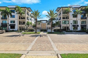 Exterior - Quattro at Naples Square (Naples)