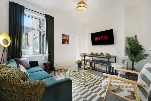 Modern 4BR with Easy Access to Town and Station