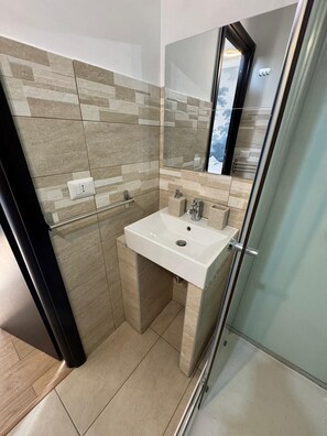 Triple Room | Bathroom | Hair dryer, towels, soap, shampoo - Domus Avi - Re di Roma (Rome)