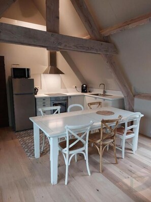 Comfort Apartment, City View | Dining - La Petite Histoire (Ath)