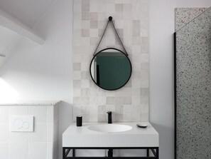 Bathroom - La Petite Histoire (Ath)