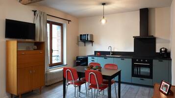 Deluxe Apartment, City View | Dining