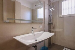 Hair dryer, bidet, towels, soap - Cozy apartment in Lecce, parking (Lecce)