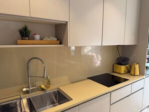 Fridge, microwave, oven, stovetop - London 2 Bed Premium Flat (London)