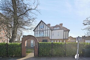 Exterior - London 2 Bed Premium Flat (London)