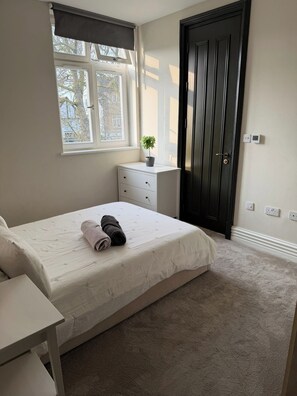 2 bedrooms, iron/ironing board, free WiFi, bed sheets - London 2 Bed Premium Flat (London)