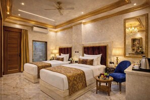 Premium bedding, desk, laptop workspace, free WiFi - Hotel Luxe Stay - Delhi Airport (New Delhi)