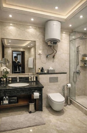 Shower, hair dryer, towels, soap - Hotel Luxe Stay - Delhi Airport (New Delhi)