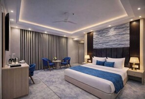 Premium bedding, desk, laptop workspace, free WiFi - Hotel Luxe Stay - Delhi Airport (New Delhi)
