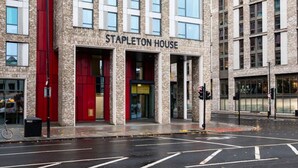 A modern building with a sign reading 'Stapleton House.' - Student only Ensuite Stapleton House (London)