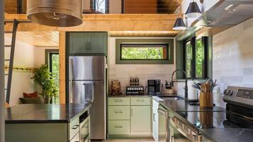Coffee/tea maker, fridge, microwave, oven