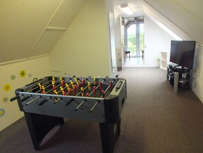 Games room - Private 5 Acre Lakeside Family/Large Group Cottage. Quiet Rural Farmside Stay! (Goxhill)
