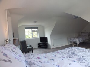 5 bedrooms, iron/ironing board, free WiFi, bed sheets - Private 5 Acre Lakeside Family/Large Group Cottage. Quiet Rural Farmside Stay! (Goxhill)