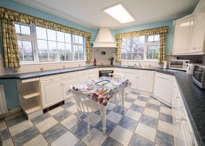 Private kitchen - Private 5 Acre Lakeside Family/Large Group Cottage. Quiet Rural Farmside Stay! (Goxhill)