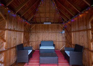 Interior - Private 5 Acre Lakeside Family/Large Group Cottage. Quiet Rural Farmside Stay! (Goxhill)