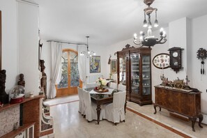 Dining - Villa Pompeii Ruiins with Private Terrace, Wi-Fi, and Air Conditioning (Torre Annunziata)