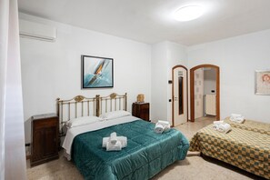 WiFi, bed sheets - Villa Pompeii Ruiins with Private Terrace, Wi-Fi, and Air Conditioning (Torre Annunziata)