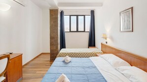 A hotel room with two beds, a desk, a lamp, and a window with curtains. - Apartment Hotel H Pompeii Ruiins - Standard Double Room 1 (Pompei)