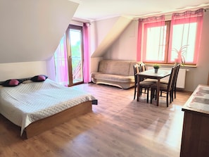 Family Studio Suite, Balcony, Garden View | Living area