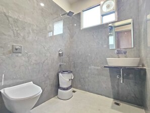 Douche, serviettes fournies, savon, papier toilette