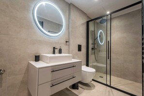 Shower, hair dryer, towels, soap - Athens Urban Diamond Apartment 2 (Athina)