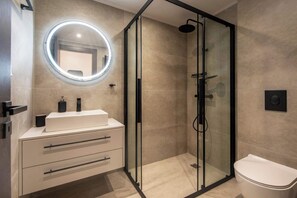 Shower, hair dryer, towels, shampoo - Athens Urban Diamond Apartment (Athina)