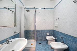 Ducha, secador de pelo y toallas