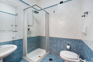 Ducha, secador de pelo y toallas