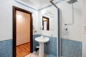 Shower, hair dryer, towels - H Pompeii Ruiins Bed and Breakfast - Standard Triple Room 8 (Pompei)