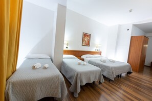 Room - H Pompeii Ruiins Bed and Breakfast – Standard Quadruple Room 10 (Pompei)