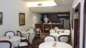 Dining - H Pompeii Ruiins Bed and Breakfast – Standard Quadruple Room 10 (Pompei)