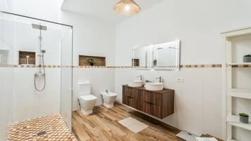 Dusche, Haartrockner, Handtücher