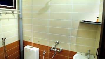 Deluxe Room, City View | Bathroom