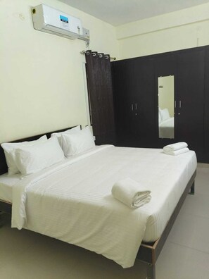 Desk, free WiFi - Hotel Shree Laksha Residency Madurai (Madurai)
