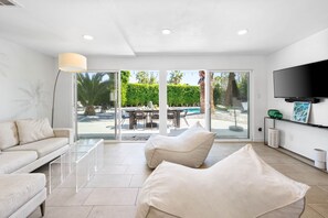 Living area - NEW: Palm Springs Gem, Pool, Spa, Fire Pit, Games (Palm Springs)