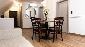 Apartment, 2 Bedrooms, Balcony, Garden View | Tempat makan