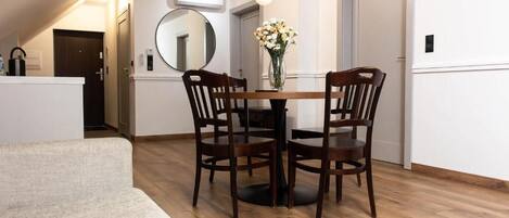 Apartment, 2 Bedrooms, Balcony, Garden View | Dining