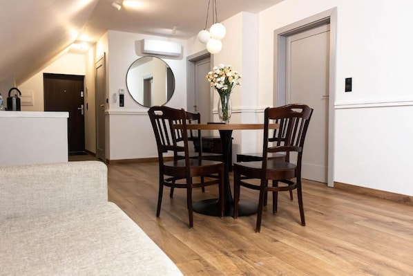 Apartment, 2 Bedrooms, Balcony, Garden View | Dining