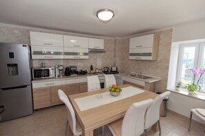 Private kitchen - Vacation home in a quiet location with terrace, sea view & private pool (Grižane-Belgrad)