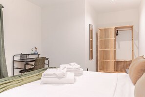 1 habitación, escritorio, tabla de planchar con plancha y cuna de viaje 