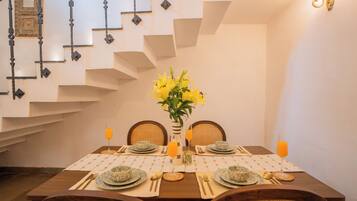 Deluxe Villa | Dining