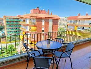 Outdoor dining - Apt. Jasmin 4 guests, air conditioning (Lloret de Mar)