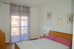 2 bedrooms, iron/ironing board, free WiFi, bed sheets - Apt. Jasmin 4 guests, air conditioning (Lloret de Mar)
