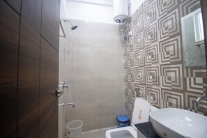 Deluxe Double Room | Bilik Mandi | Pancuran mandi, kelengkapan dandanan diri percuma 